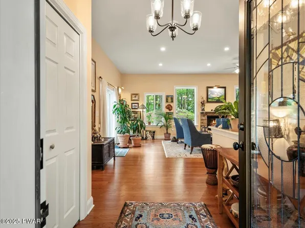 4426 Skyline Dr, Canadensis, PA 18325