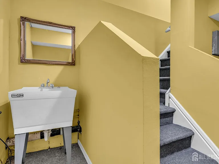 8 Edith Dr — Photo 26