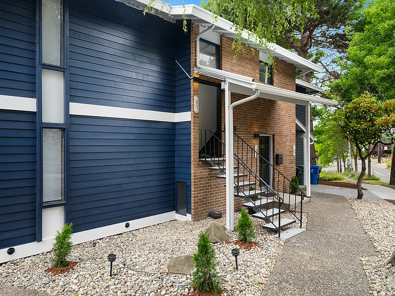 287 NW Market St — Photo 1