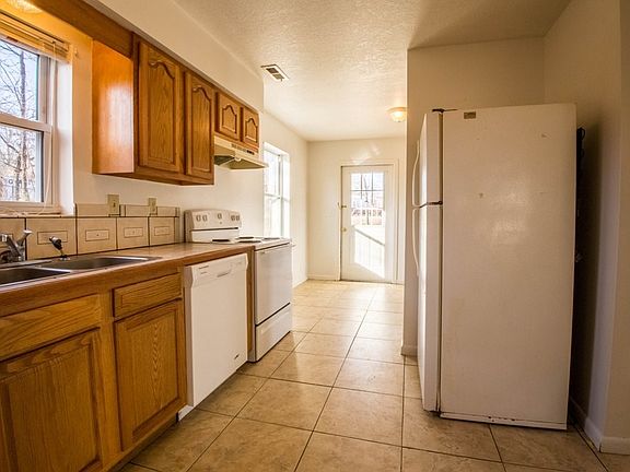 2nd image of 2121 Pike St