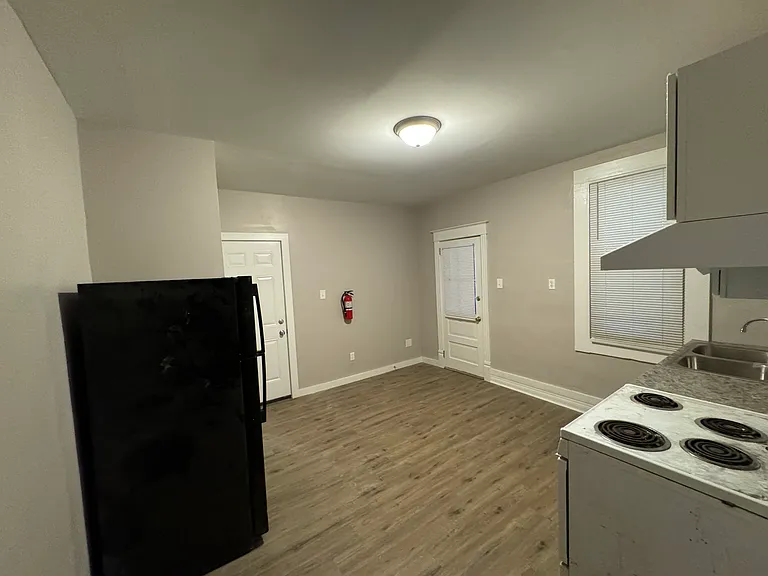 1817 Whitehall St #2R — Photo 4