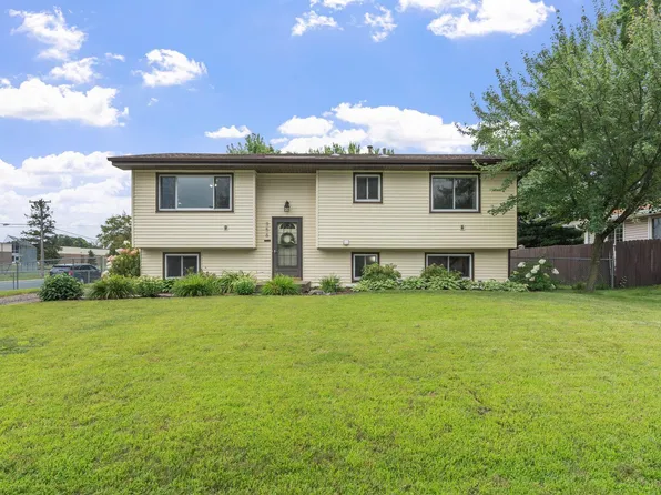 956 Blackoaks Ln, Anoka, MN 55303