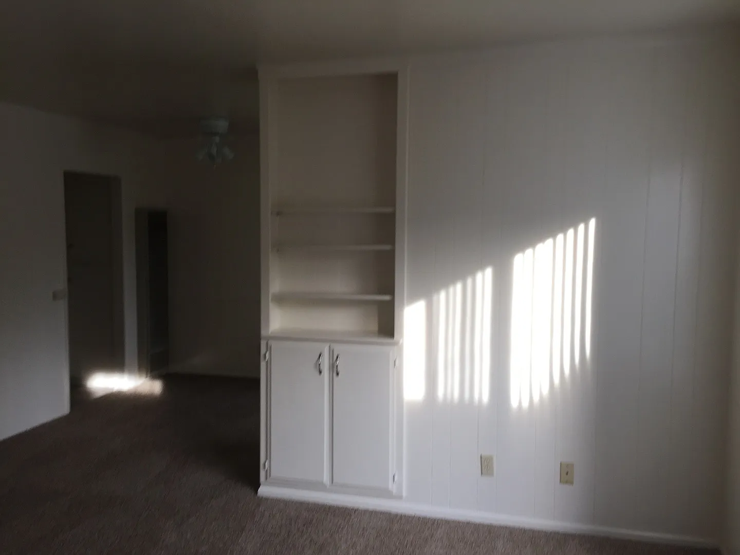 University Heights - Large upper 1BR/1BA unit w/assigned parking & coin laundry — Photo 4