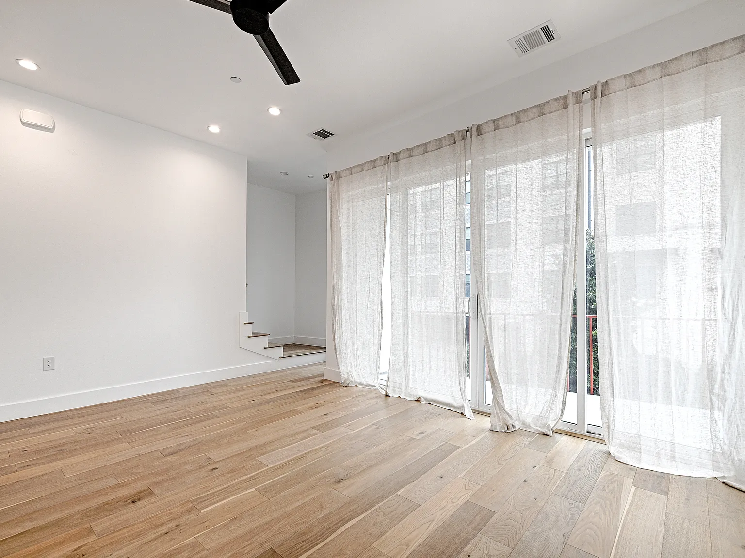 3 bed, 2225 sqft, $3,750 — Photo 3