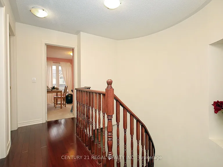 16 Thatcher Cres — Photo 28