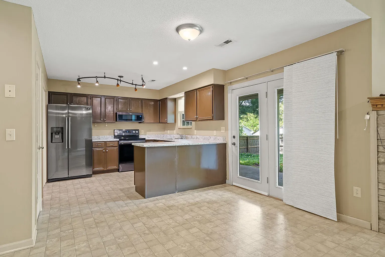 3 bed, 1396 sqft, $1,925 — Photo 4