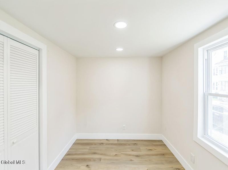 4th image of 889 Yorkston Street