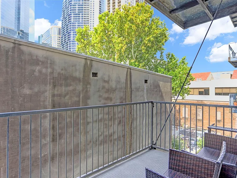 204 Travis St #4D — Photo 10