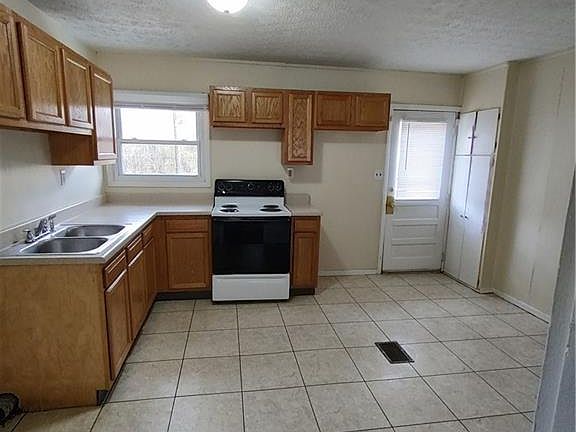 5th image of 863 Omard Dr
