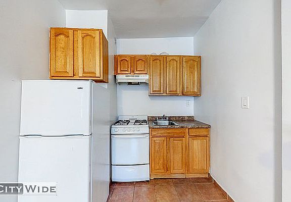 3rd image of 147 E 72nd St #3FE