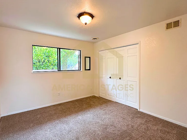 632 University Dr — Photo 8