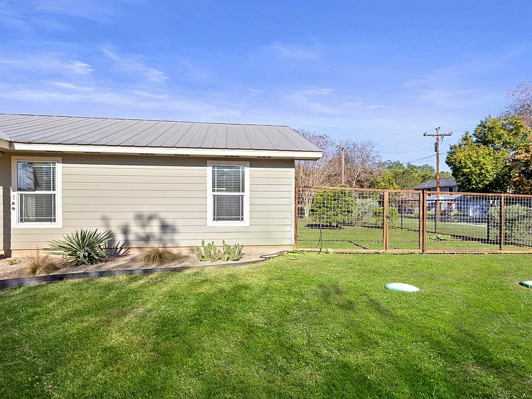 301 Hub Dr — Photo 33