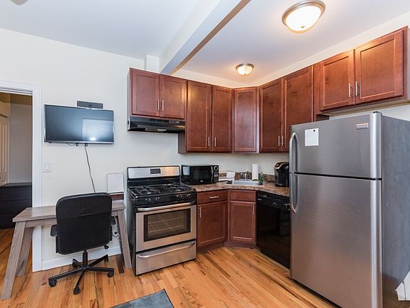 4th image of 841 W Cornelia Ave APT 3S