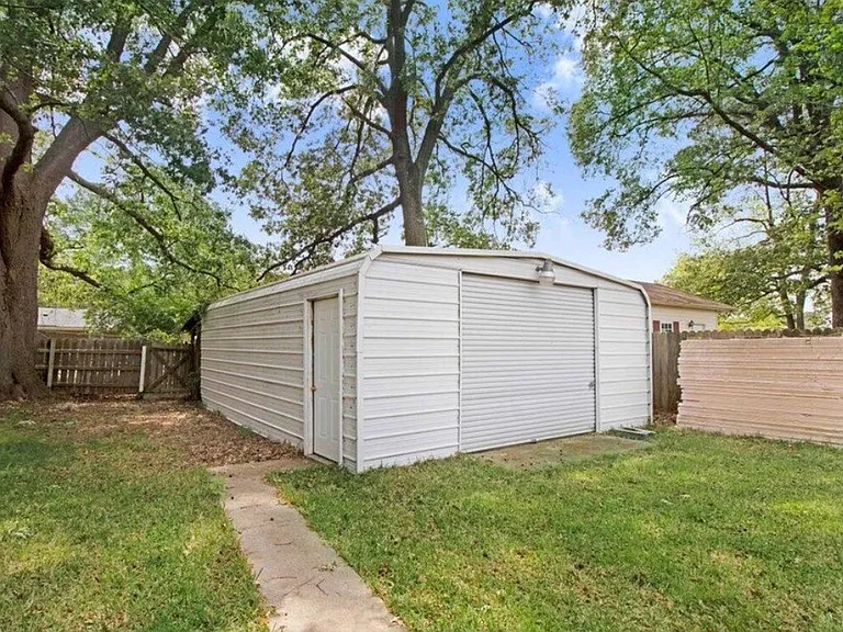 1975 Oakwood Dr — Photo 21