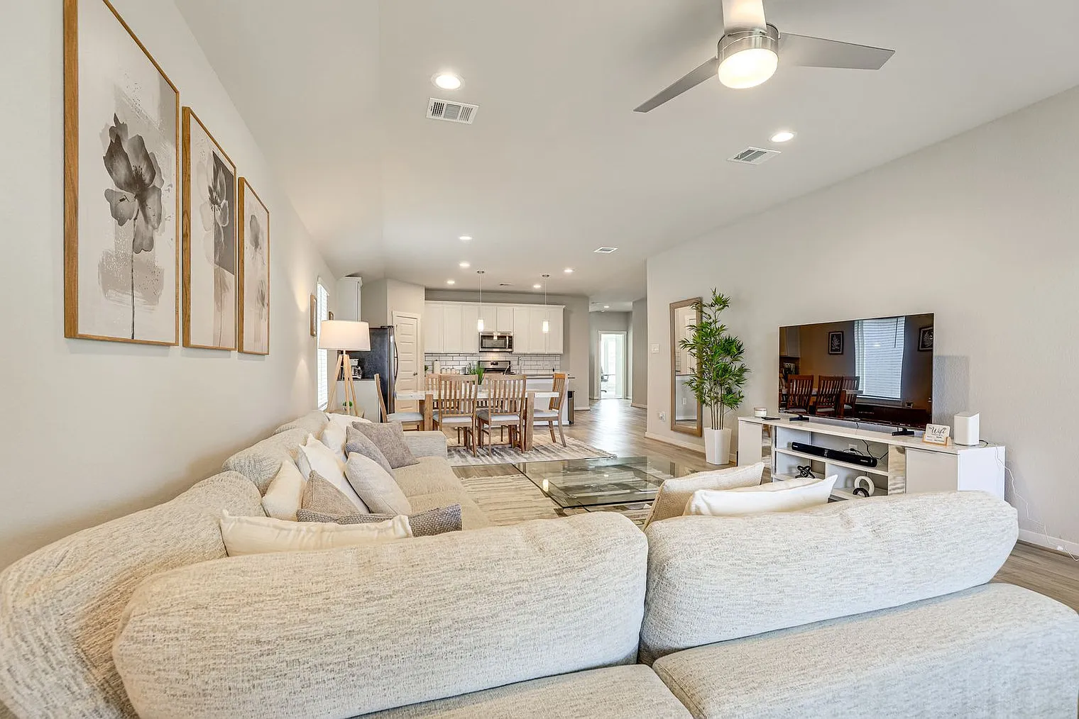 4 bed, 2.0 bath, 1894 sqft, $4,096 — Photo 4