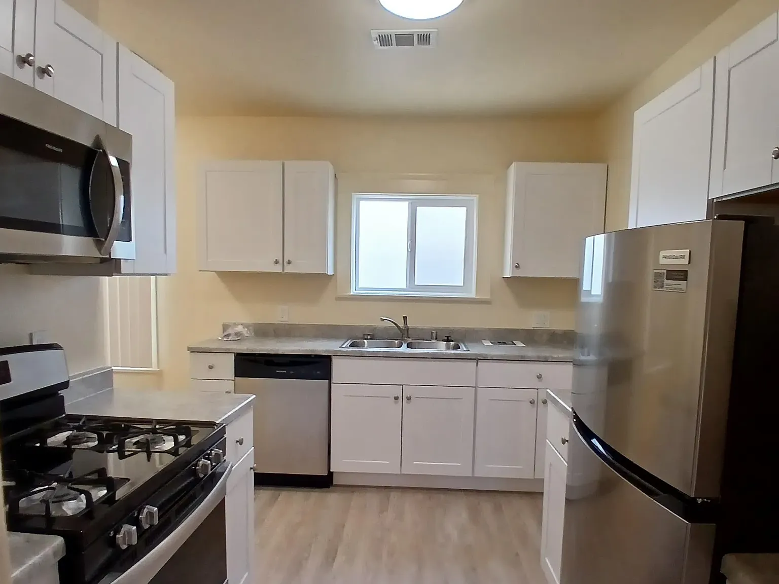 2 bed, 1.0 bath, 850 sqft, $3,300 — Photo 2
