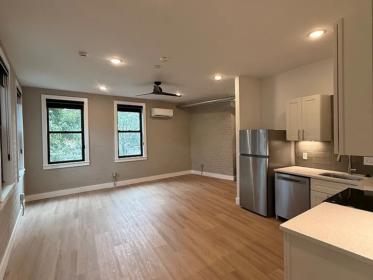510 W Liberty St #12 — Photo 4