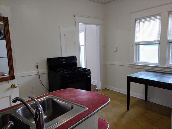 4th image of 617 Pine Ave NW #2