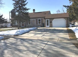 113 Edgewood Dr, Streamwood, IL