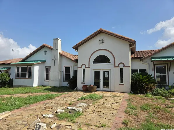 2270 County Road 306, Floresville, TX 78114
