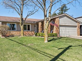 4035 Ironside Dr, Waterford, MI 48329