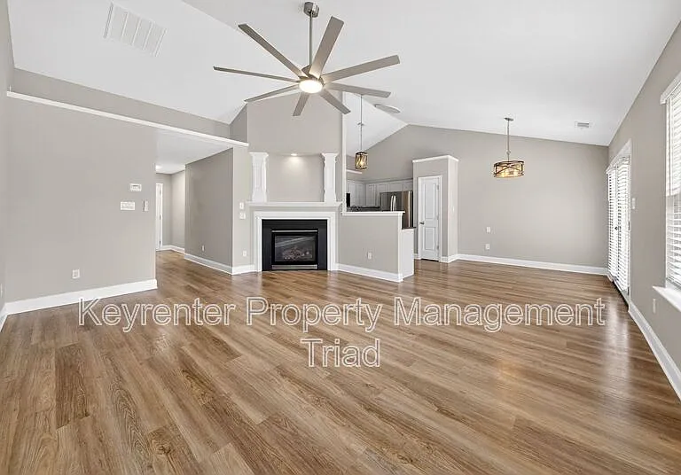 1153 Hawick Dr — Photo 4