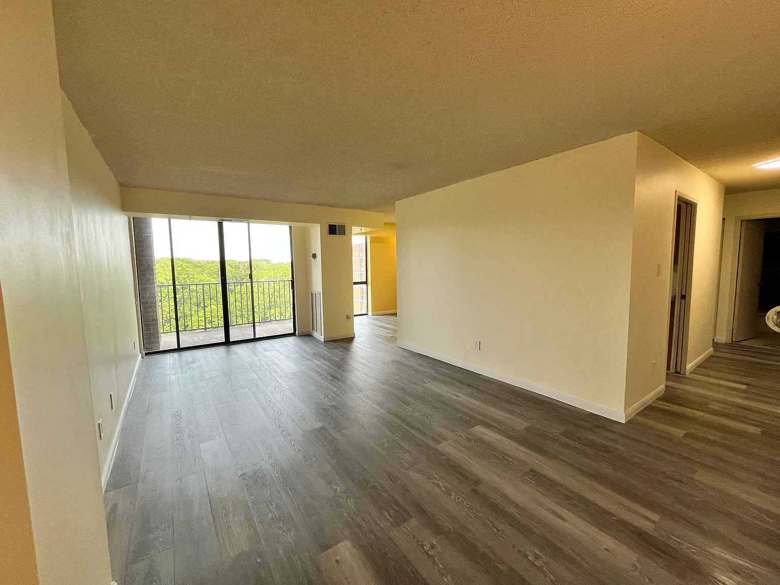 2300 Pimmit Dr — Photo 4