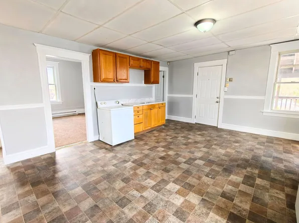 21 Dale St, 21 Dale St #3, Chicopee, MA 01020