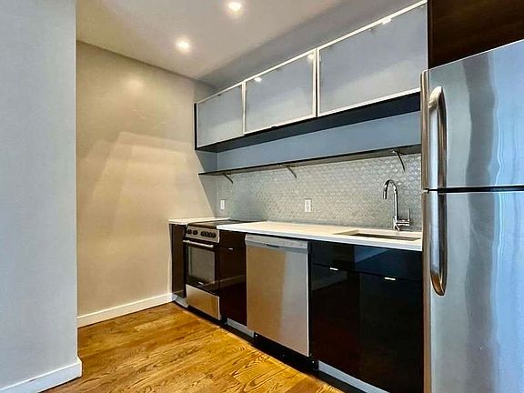 4th image of 130 Leonard St #4AL