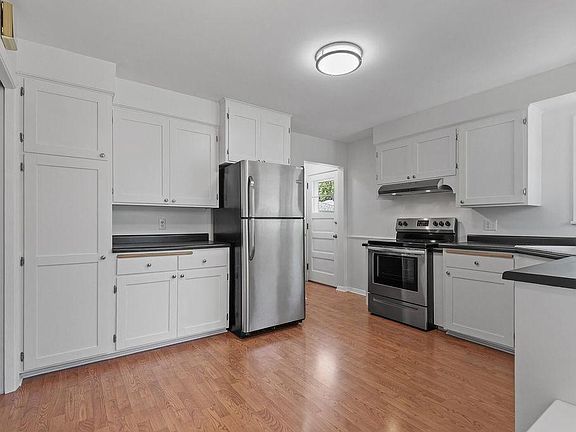 4th image of 2530 Zinran Ave S