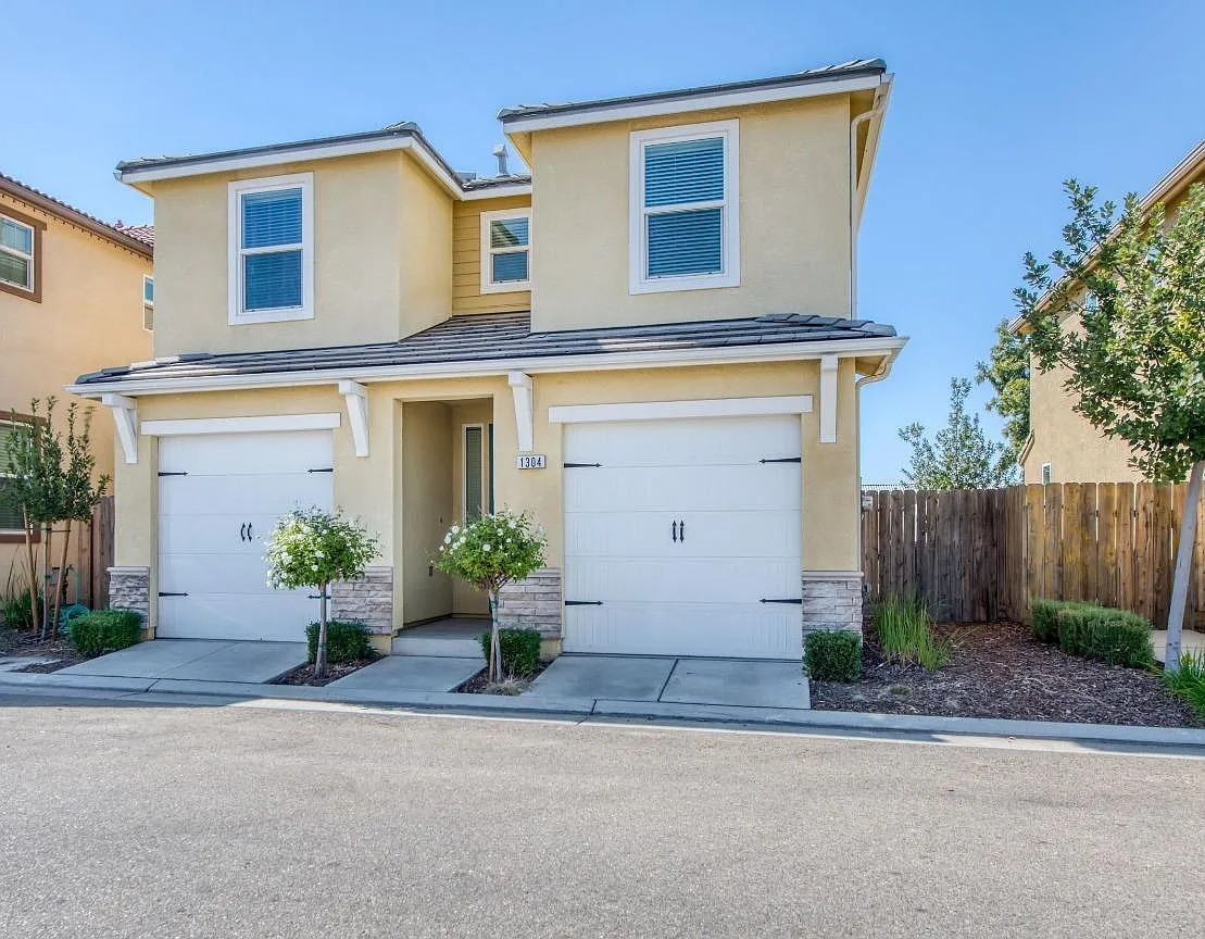 3 bed, 2.5 bath, 1413 sqft, $2,350 — Photo 3