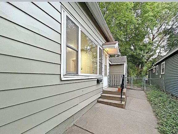 3rd image of 916 Farrington St