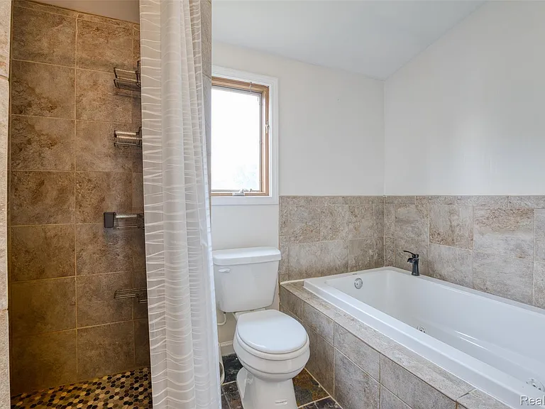 10401 Degrand St — Photo 26