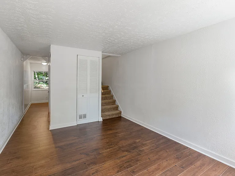 English Village Apartments — Photo 17