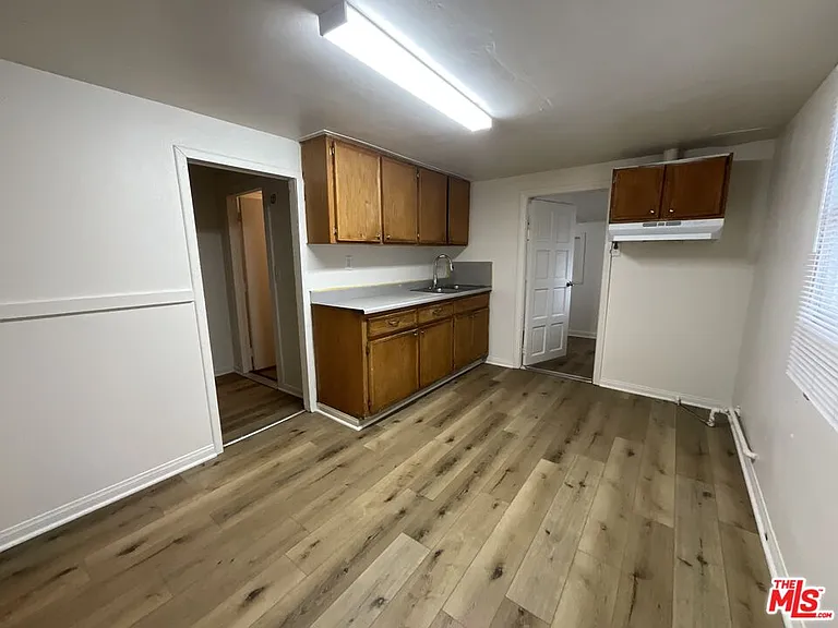 828 E 6th St — Photo 5