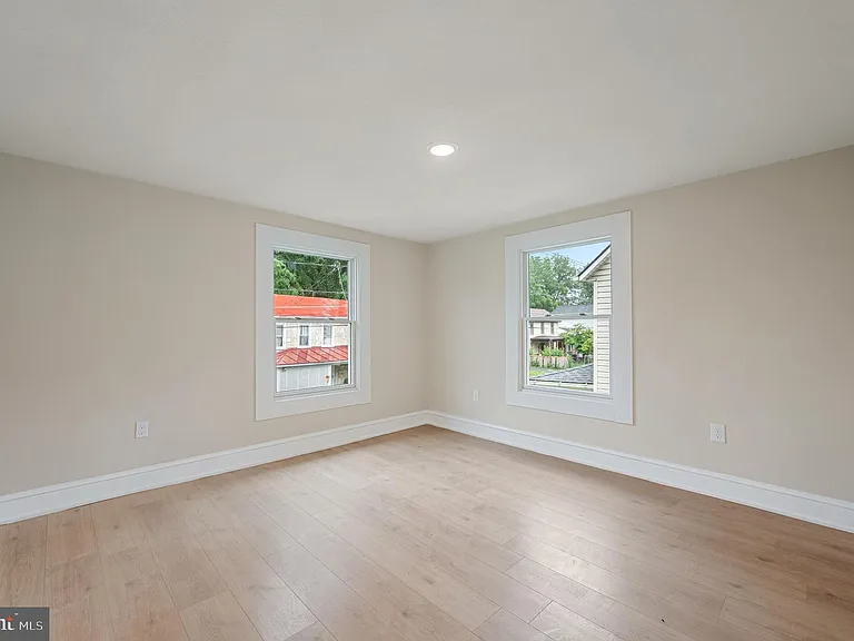 553 Highland Ave — Photo 13