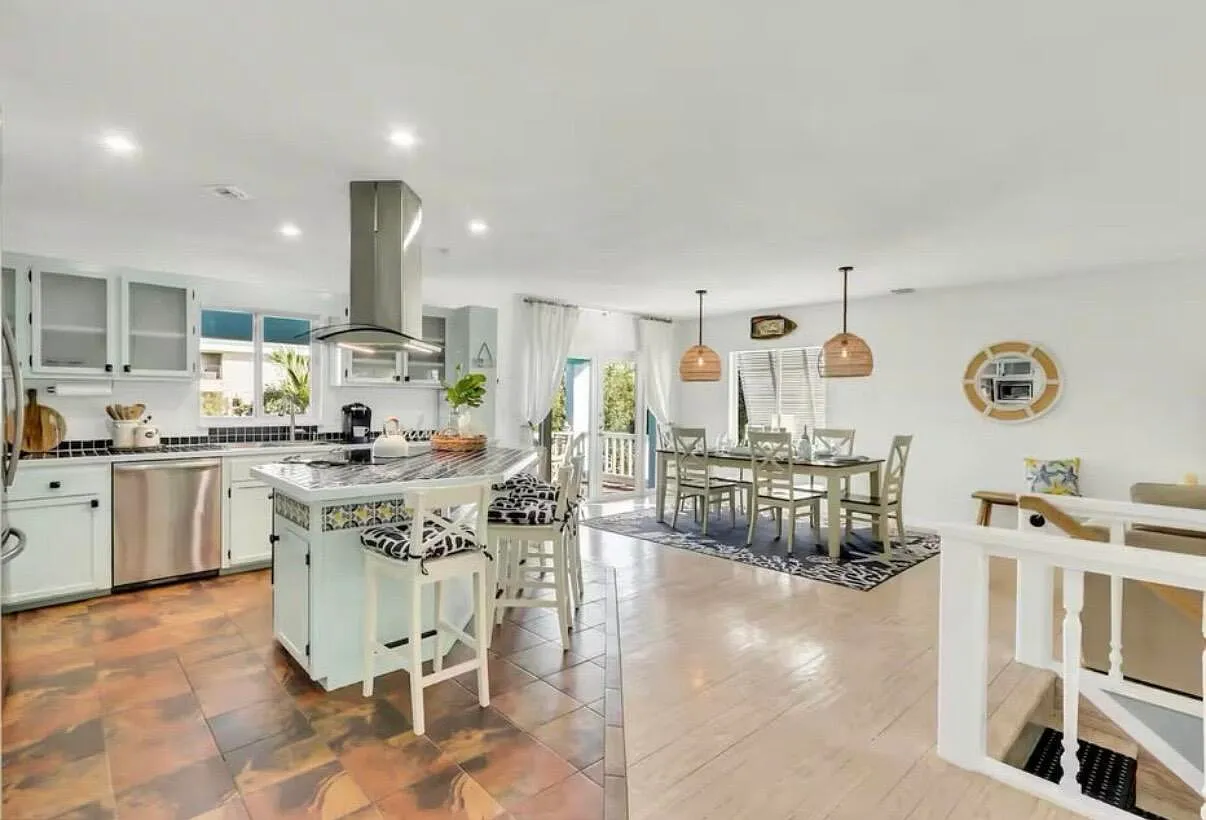 2 bed, 2.0 bath, 1408 sqft, $5,000 — Photo 2