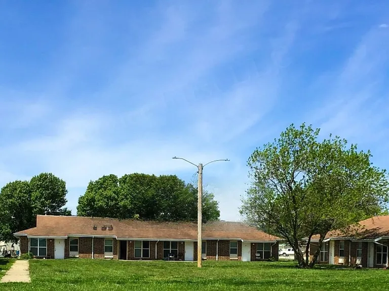 302 Sanders St — Photo 4