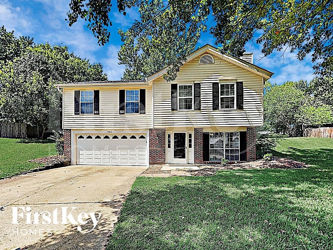 3 bed, 1.5 bath, 1120 sqft, $2,120 — Photo 1