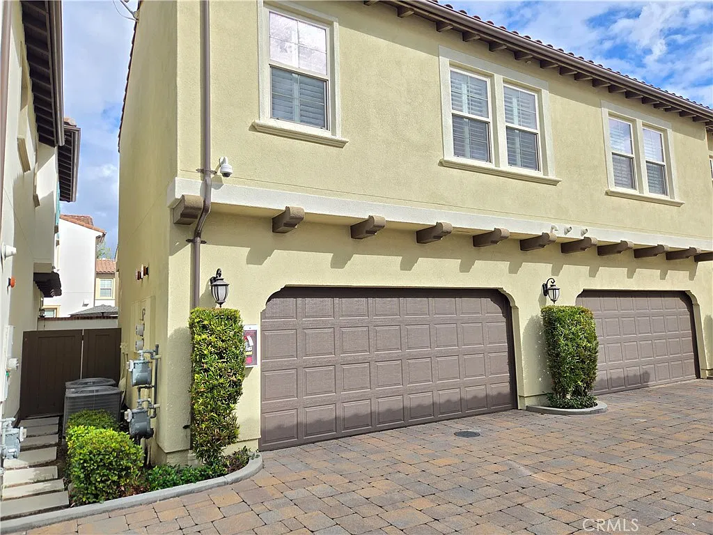 3 bed, 2.5 bath, 1450 sqft, $3,650 — Photo 2