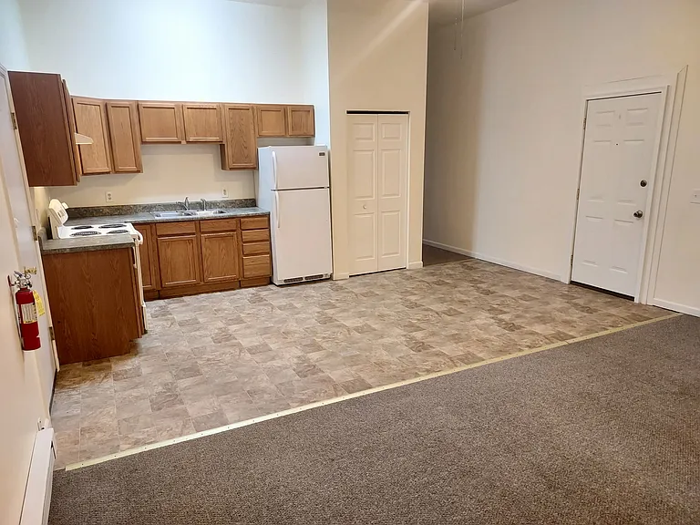 208 N State St — Photo 2