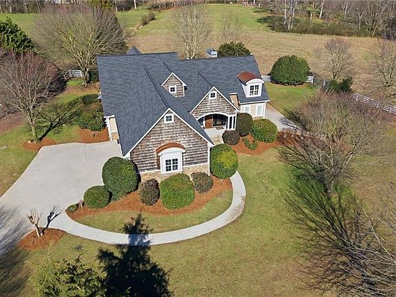 2nd image of 220 McKenzie Bridge Rd