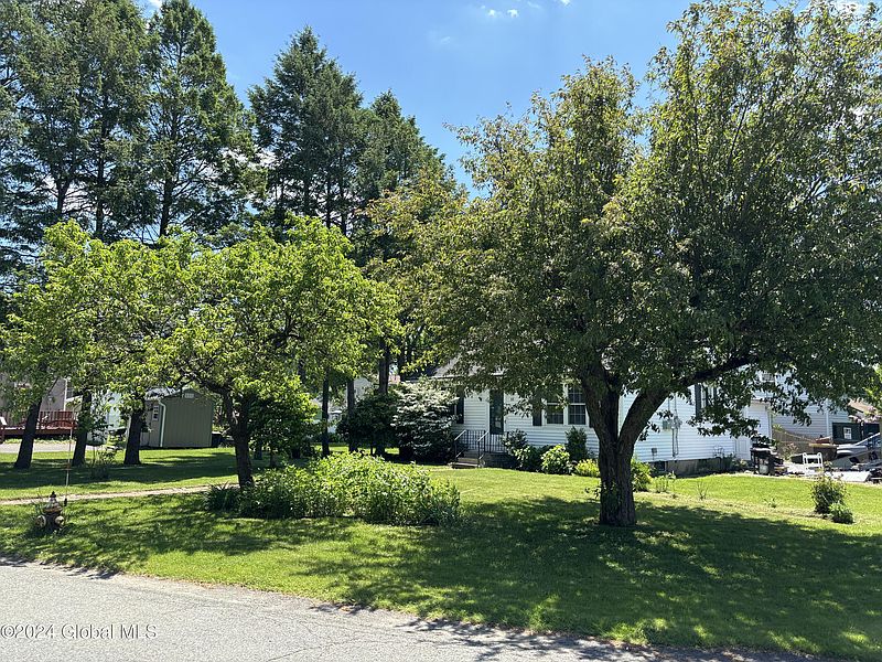 3rd image of 10 Cresthaven Avenue
