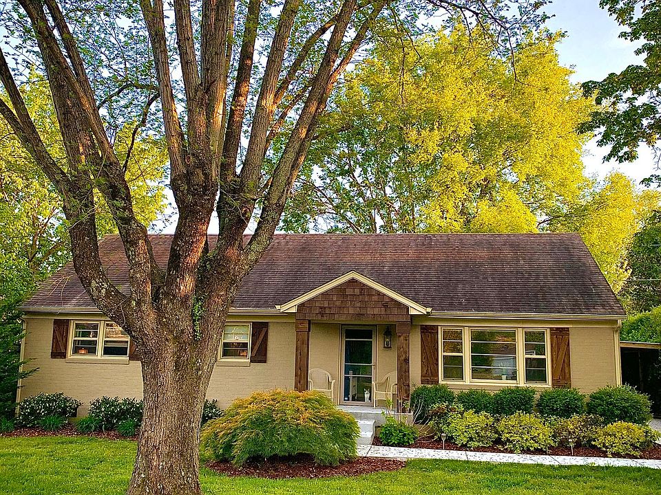 Cute, well kept, updated ranch 1 mile from downtown Franklin square!