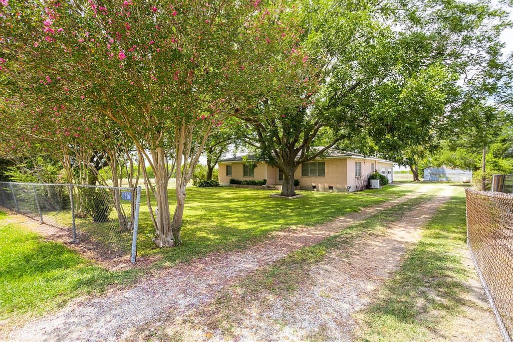 1816 S Kessler Ave, Schulenburg, TX 78956 Zillow