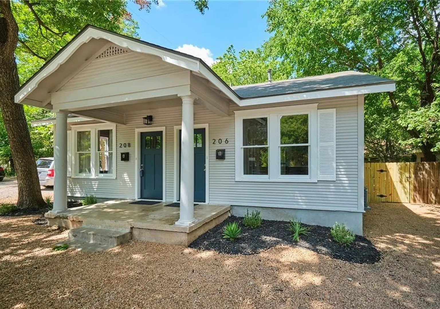 High Class - Hyde Park Hacienda - Huge 1 Bedroom - New Finish Out - Pet Friendly - Huge Yard - Ev... — Photo 1