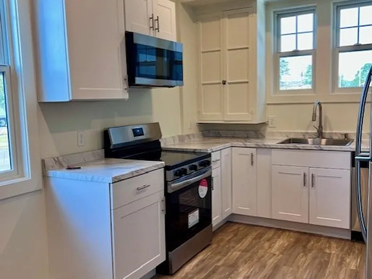 549 Albany Ave — Photo 16