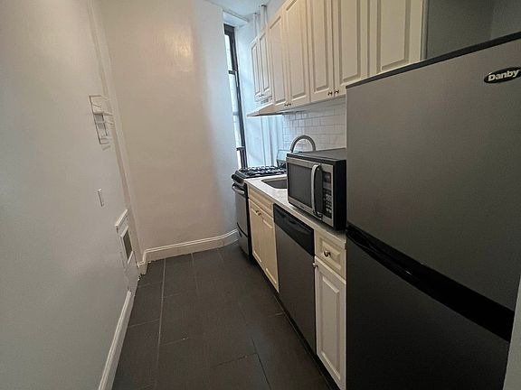 4th image of 520 E 12th St APT 1A