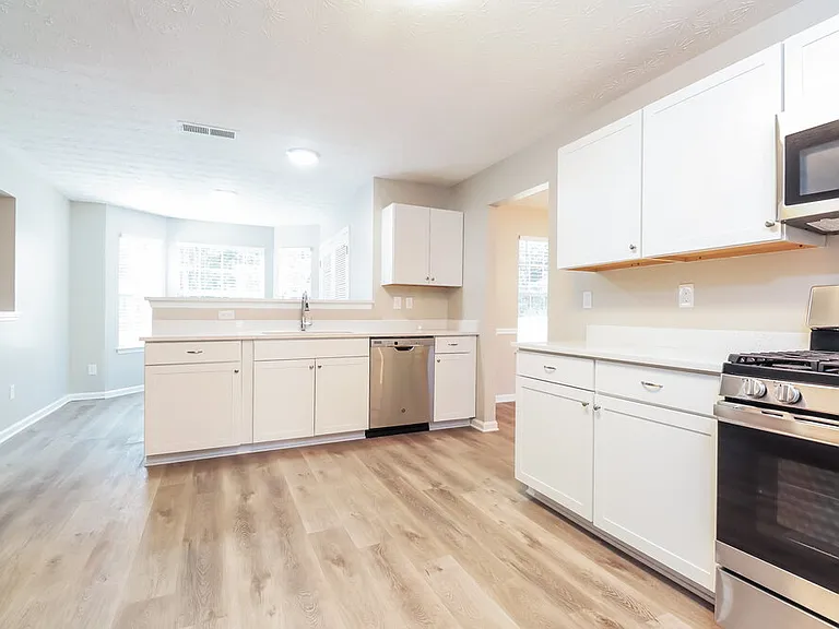1085 Ivey Ln — Photo 7