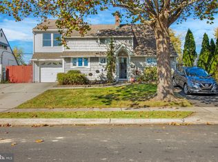 41 Iroquois Rd, Levittown, PA 19057